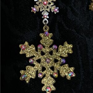 NWT - HOLIDAY GOLD TONE EARRINGS